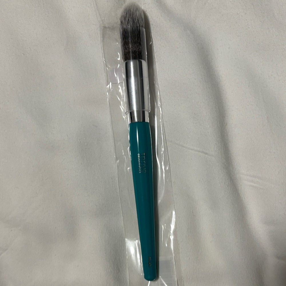 Thrive causemetics- Teal Makeup Brush - Powder/Blending Brush